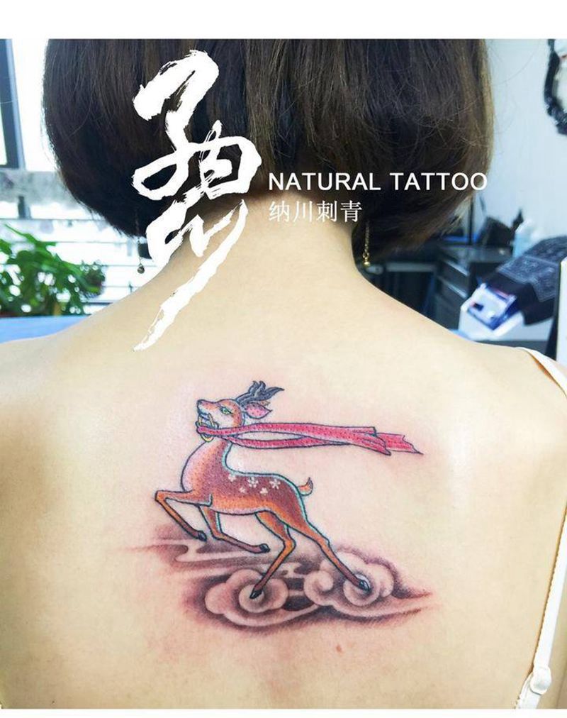梅花鹿纹身图片_成品背部传统清新动物卡通纹身图案