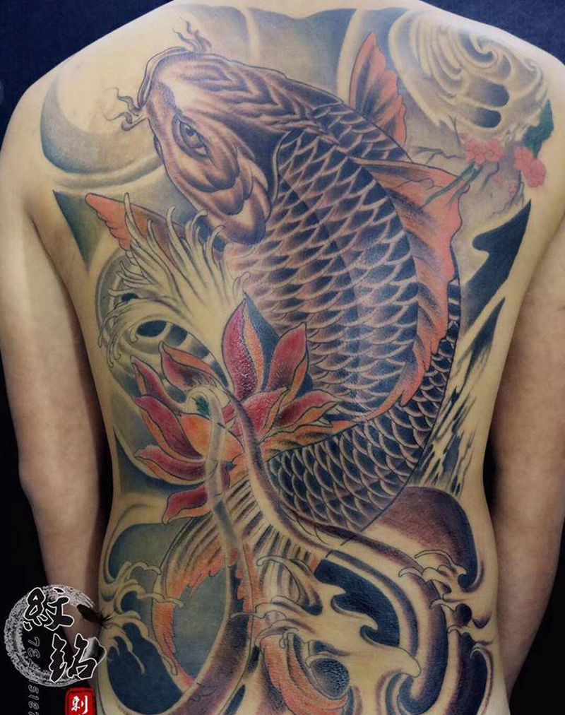 满背鱼纹身图片
