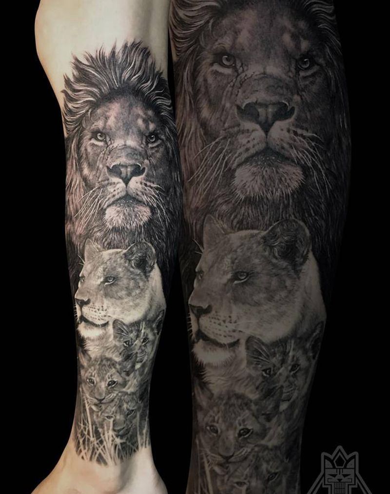 狮子一家纹身图片_腿部欧美写实狮子纹身图案