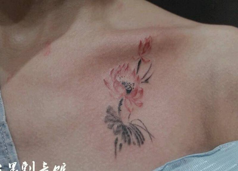 水墨小莲花纹身图片