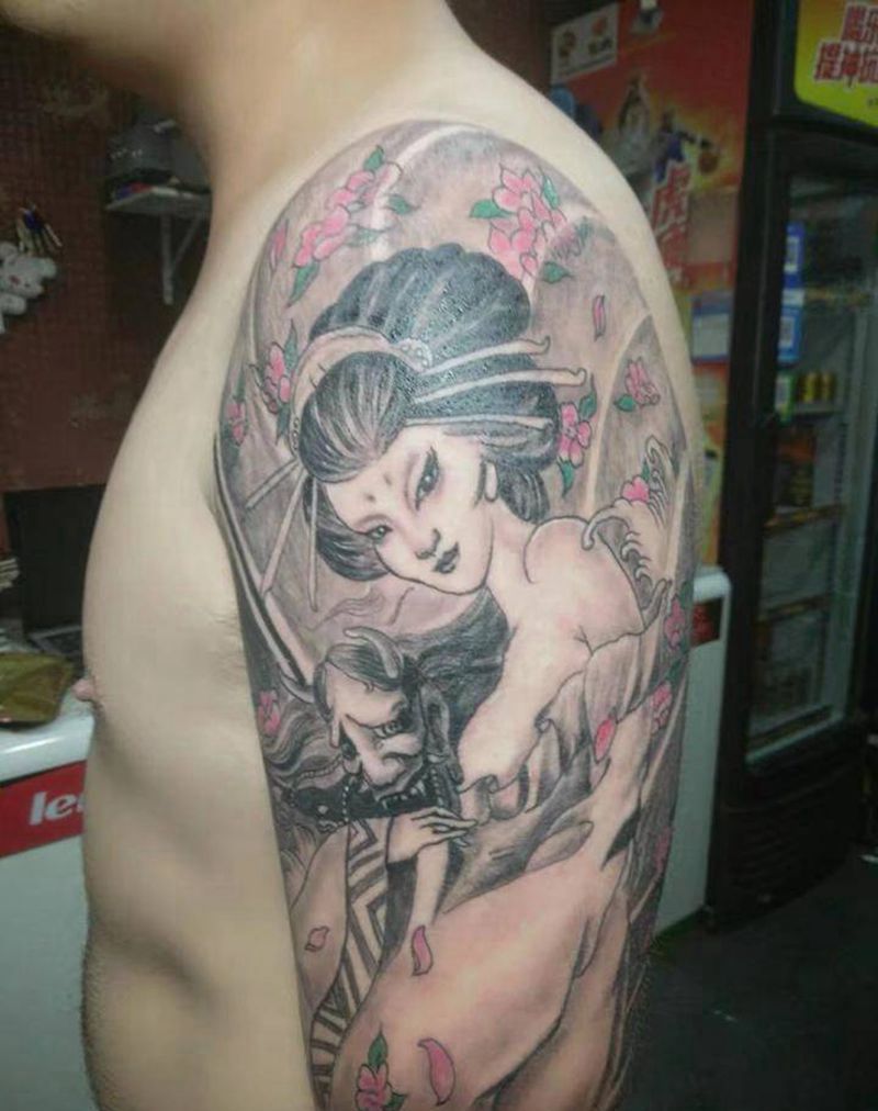 艺伎纹身图片_肩部老传统艺伎纹身图案