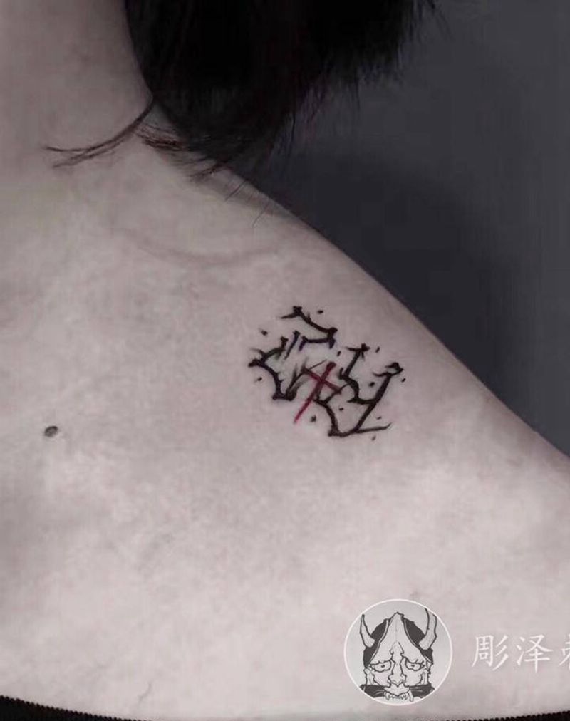 花字体纹身图片_肩部花体字纹身图案