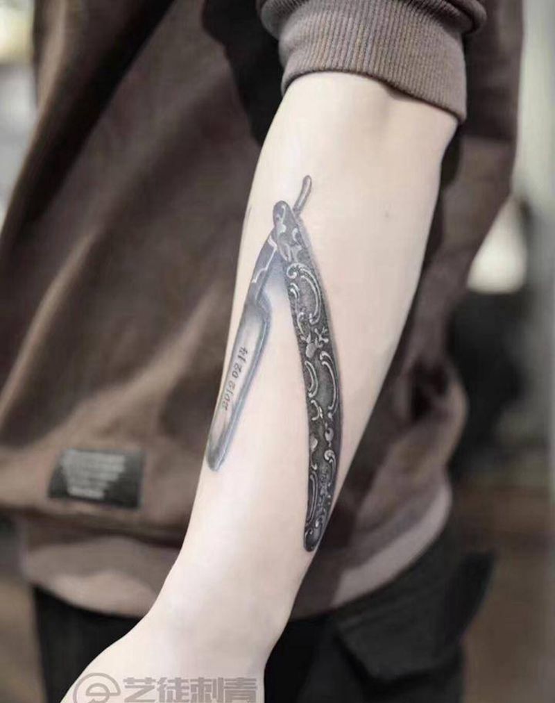 剃刀纹身图片_手臂欧美写实纹身图案