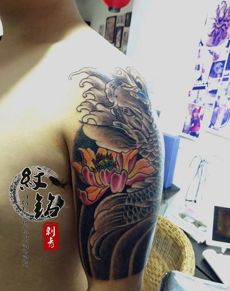 大臂鲤鱼纹身图片