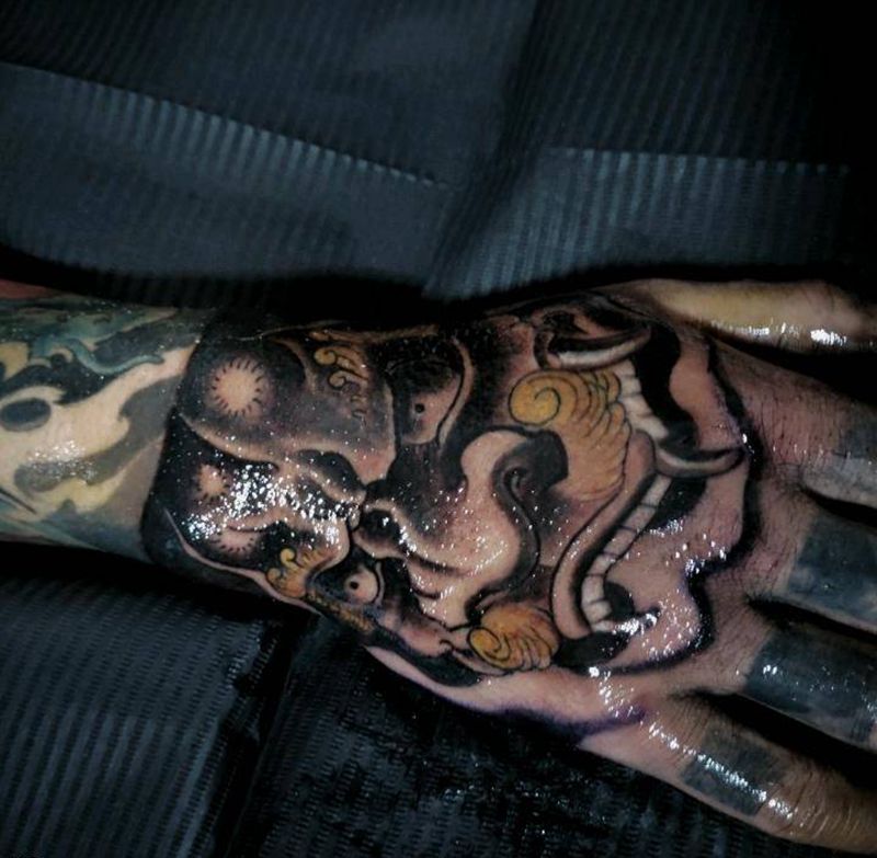 手背唐狮纹身图片_手臂新传统唐狮纹身图案