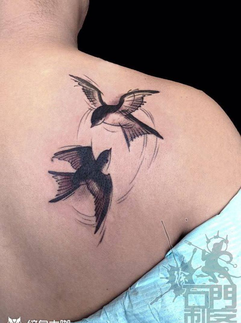 燕子纹身图片_成品背部动物纹身图案