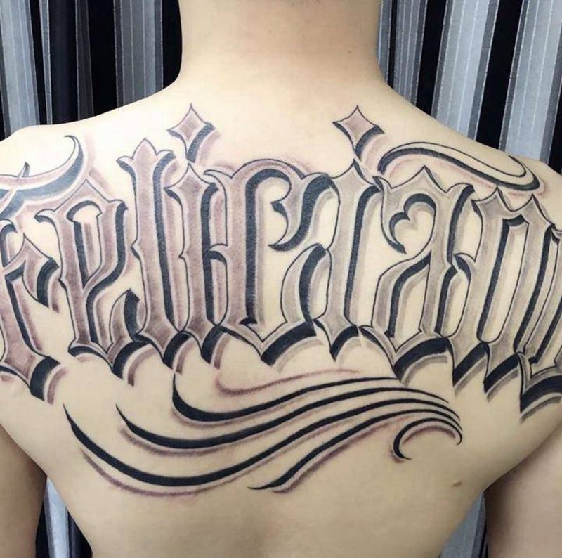 花体英文纹身图片_背部花体字几何chicano纹身图案