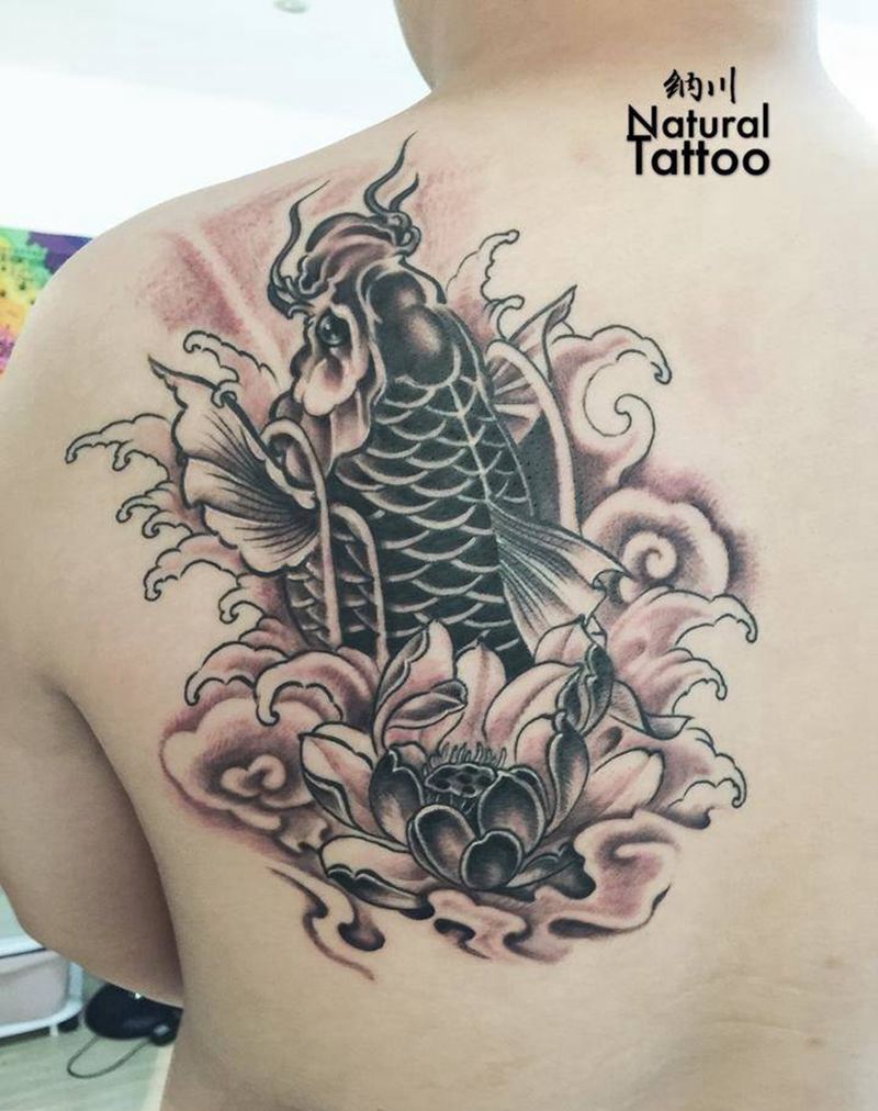 锦鲤纹身图片_成品背部传统习俗动物原创纹身图案