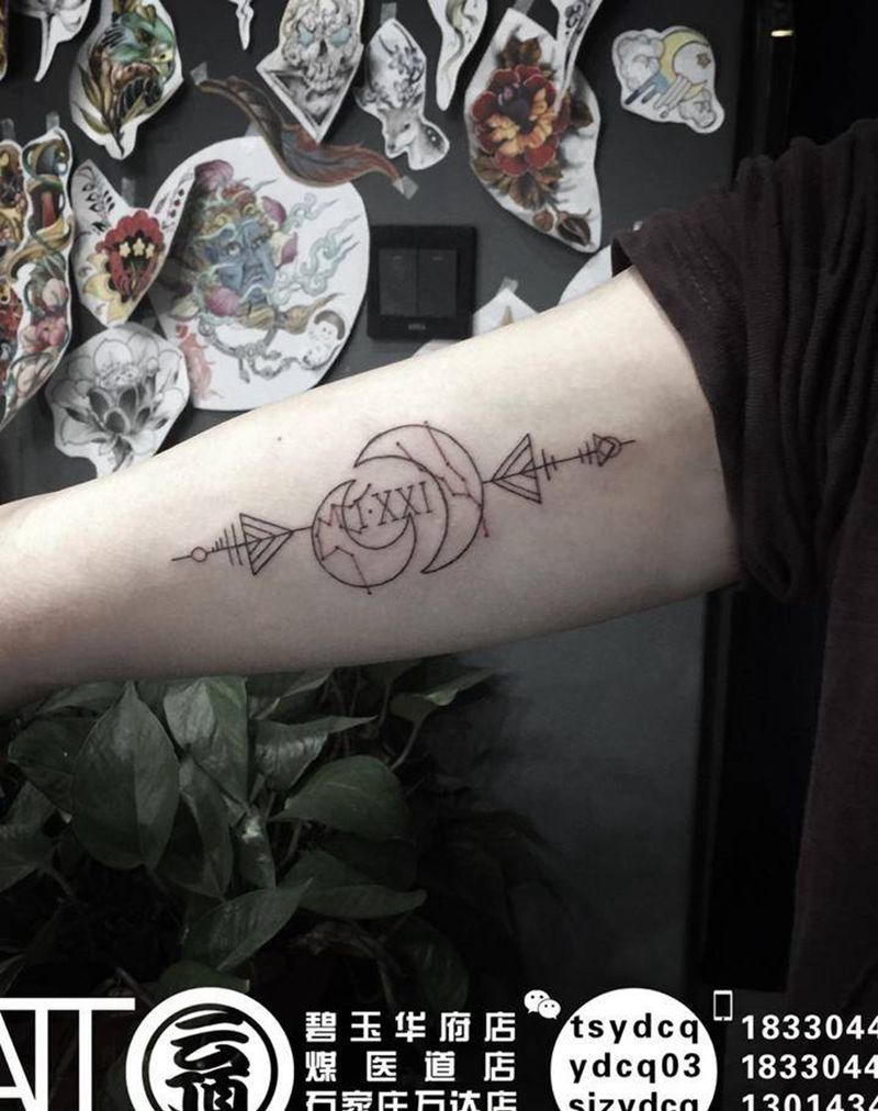 大臂内侧的极简主义作品纹身图片