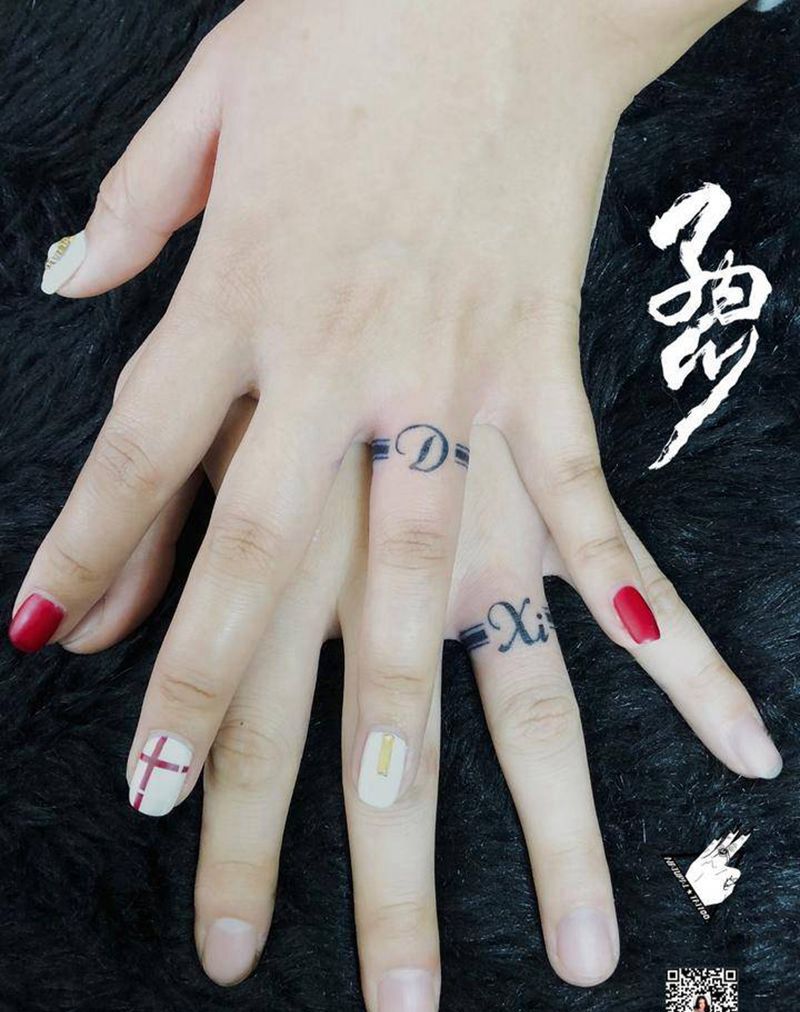 情侣戒指纹身图片_手部花体字几何纹身图案