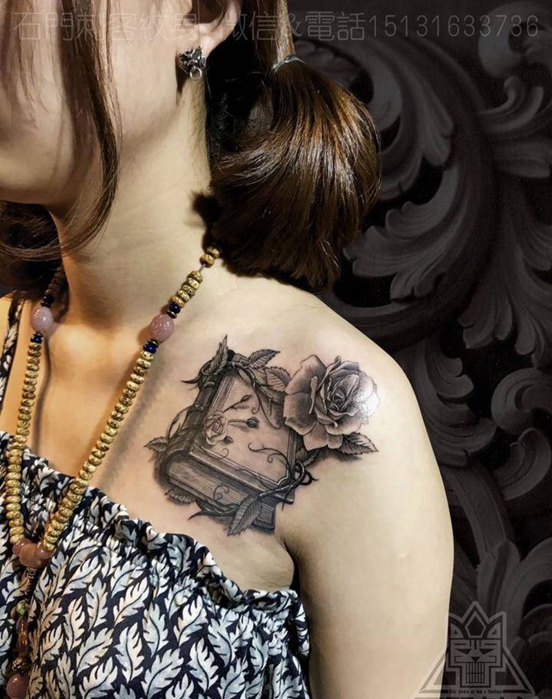 《书花》纹身图片_肩部欧美写实玫瑰花纹身蔷薇纹身图案