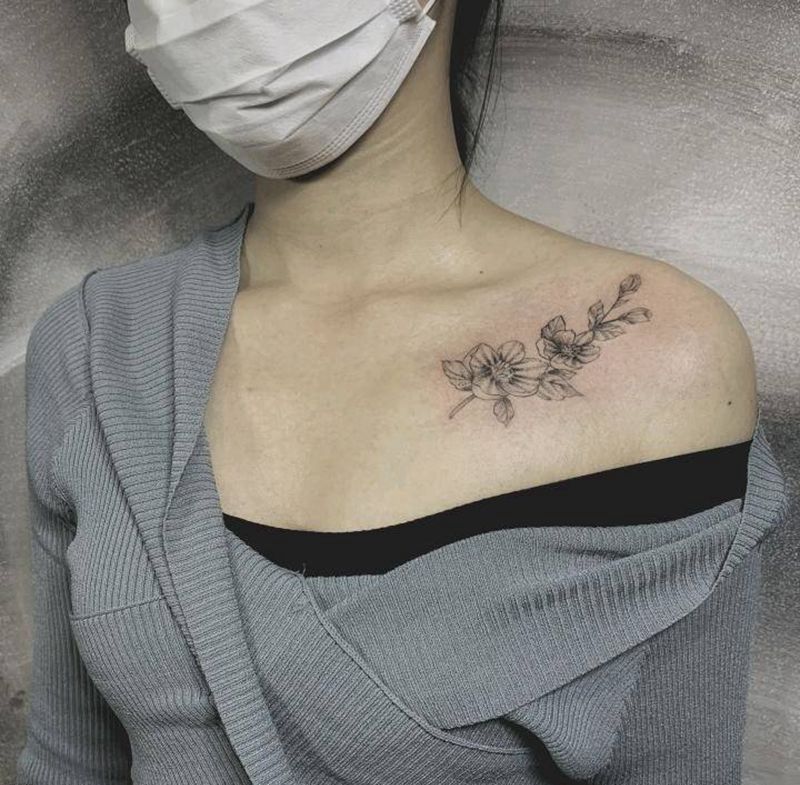 素花纹身图片_胸部点刺素花纹身图案