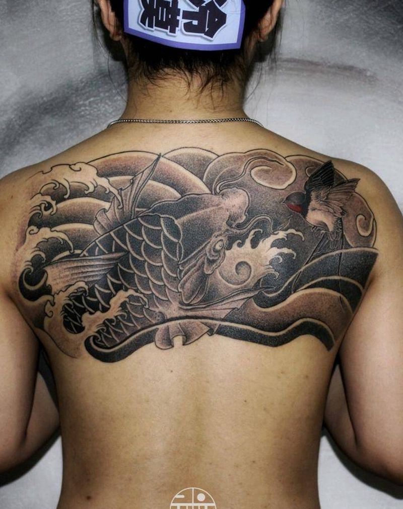 鱼燕纹身图片_背部老传统新传统鲤鱼鱼燕子纹身图案