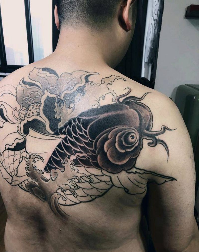锦鲤纹身图片_背部新传统锦鲤鱼纹身图案