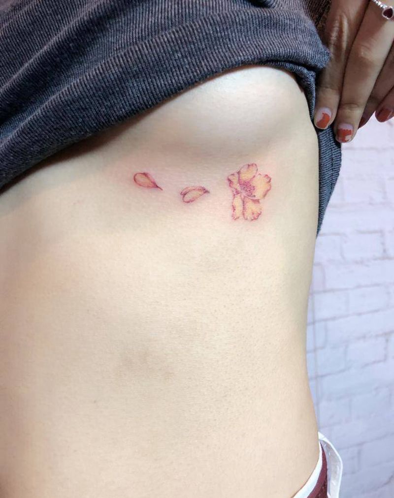 胸下小花纹身图片