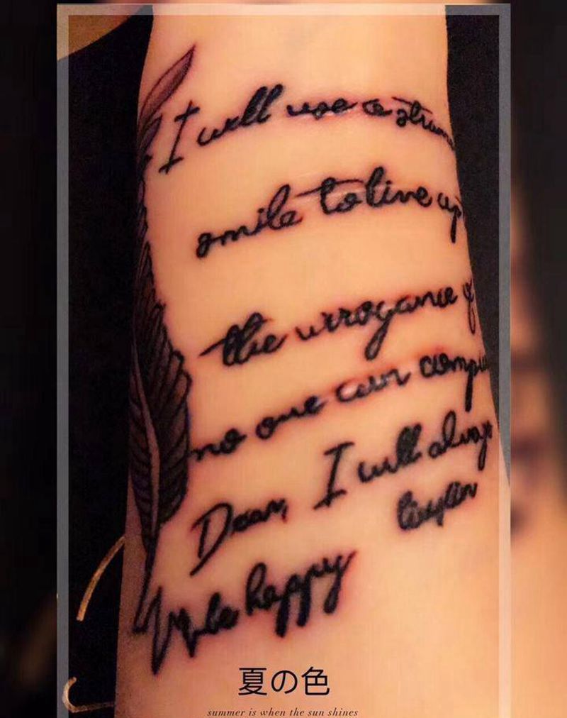 字母和羽毛的搭配纹身图片