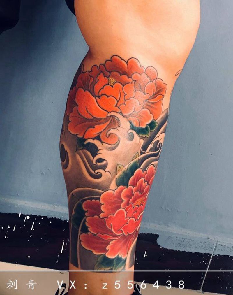 牡丹纹身图片_腿部新传统纹身图案