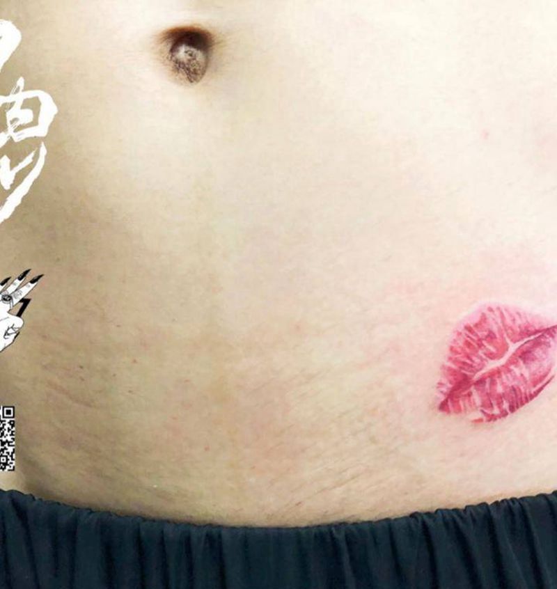 女友的吻痕纹身图片_腹部New School小清新纹身图案