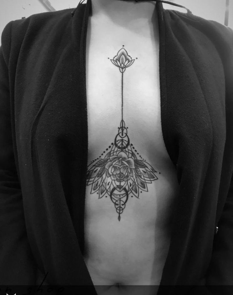 前胸纹身图片_胸部几何纹身图案