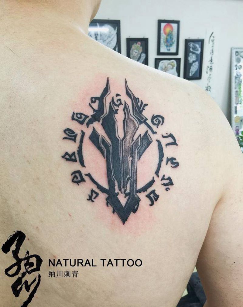 立体图腾纹身图片_成品背部欧美字符几何图腾黑白纹身图案