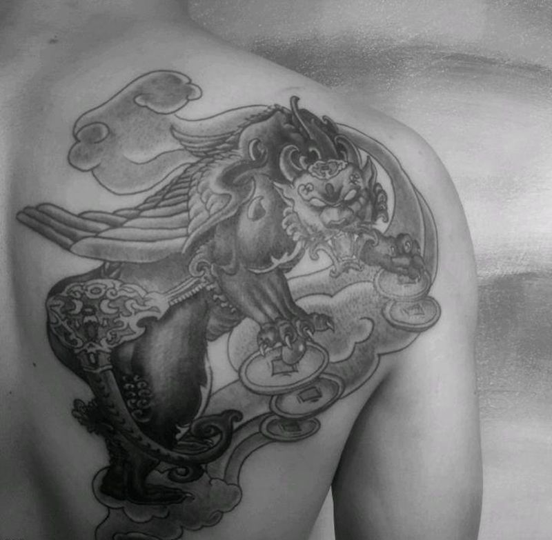 貔貅纹身图片_背部新传统貔貅纹身图案