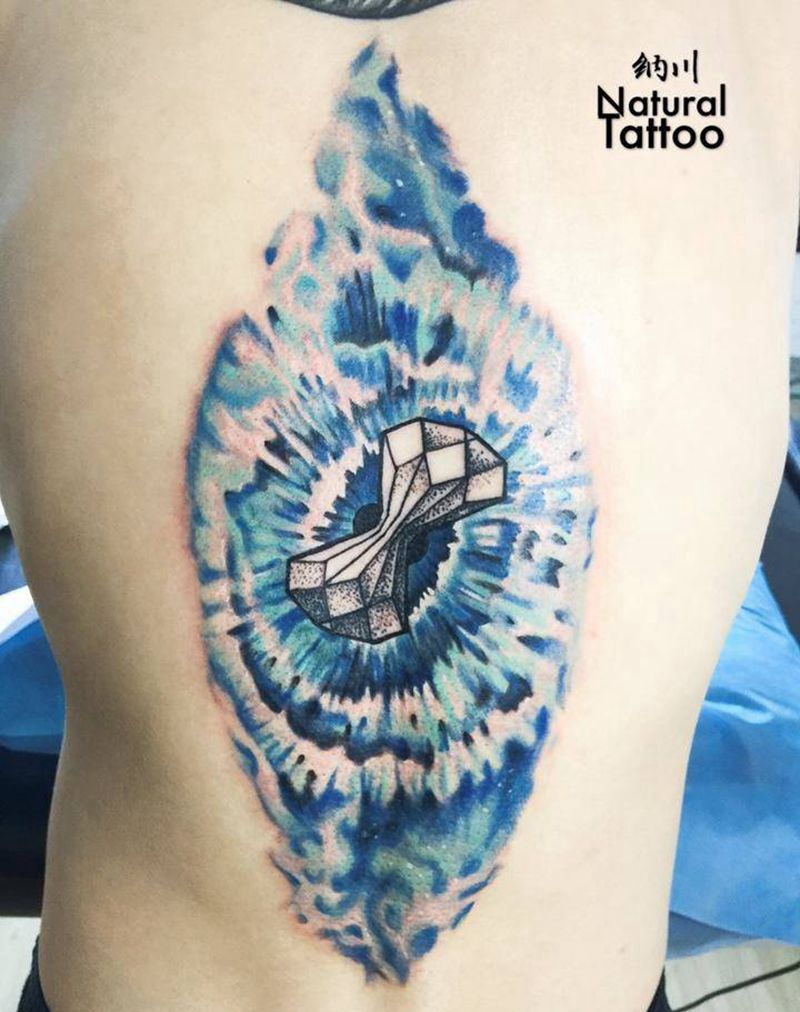 星空眼睛与几何沙漏纹身图片_成品背部欧美几何原创纹身图案