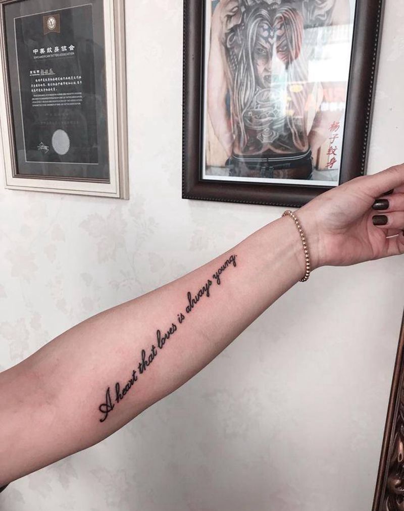 美女字母纹身图片