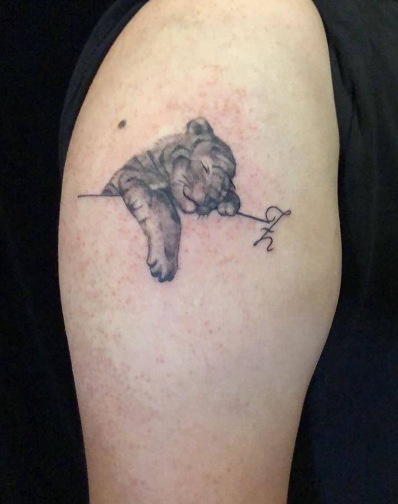 打盹儿的小老虎纹身图片