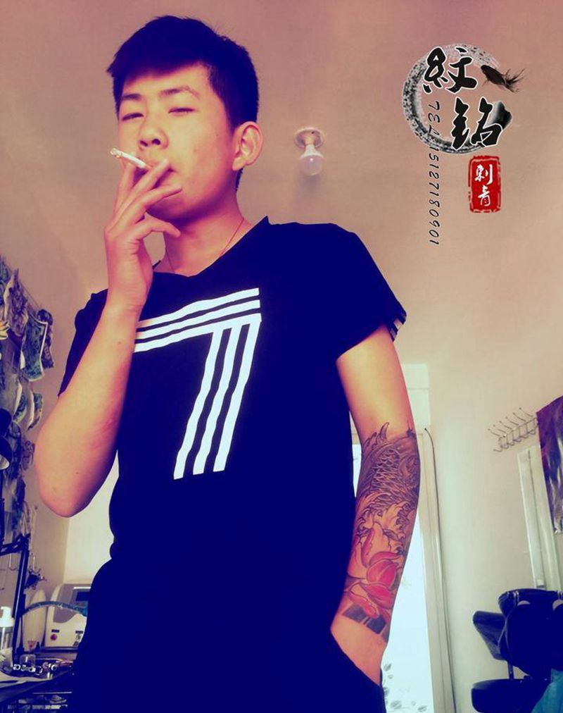 小臂鲤鱼纹身图片_成品手臂传统动物纹身图案