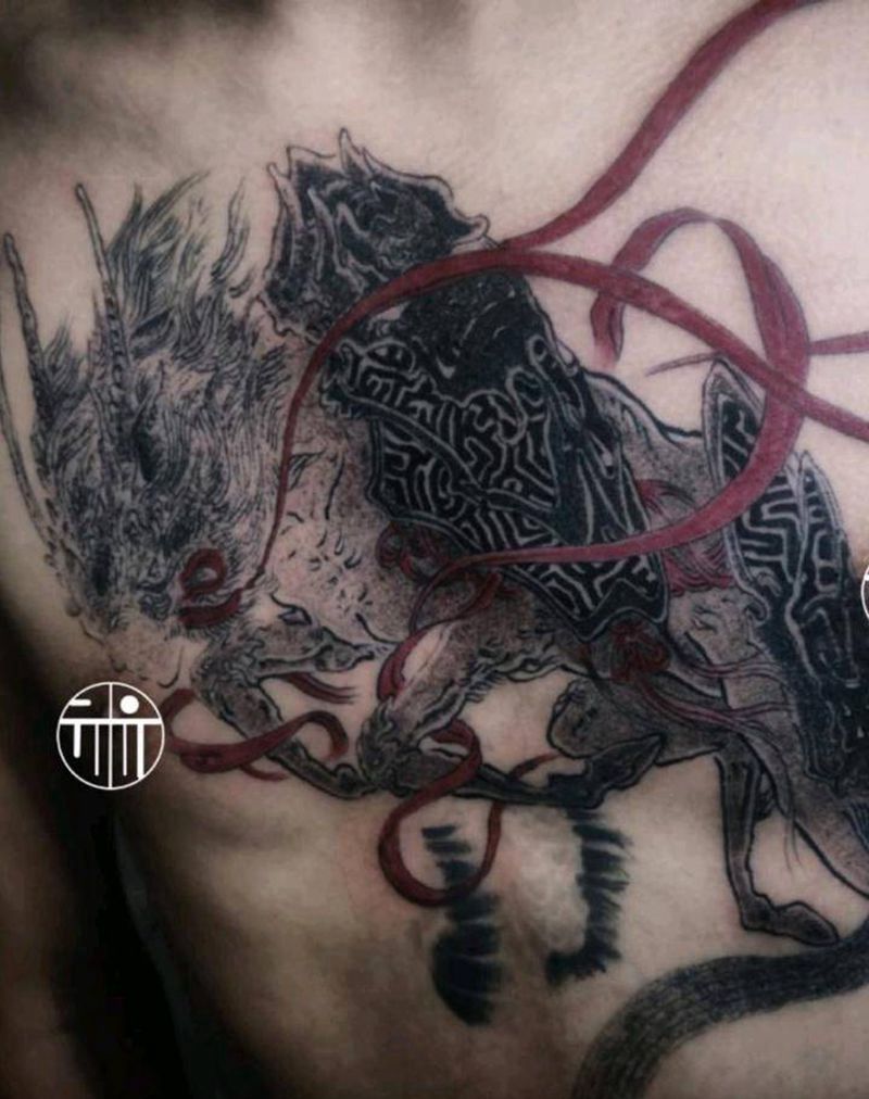 人面马身神纹身图片_胸部老传统新传统山海经纹身图案