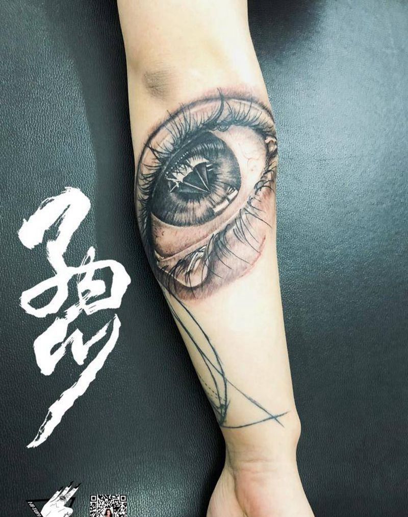 按照客人的要求眼睛里纹身图片_手臂New School欧美写实黑白文身纹身图案