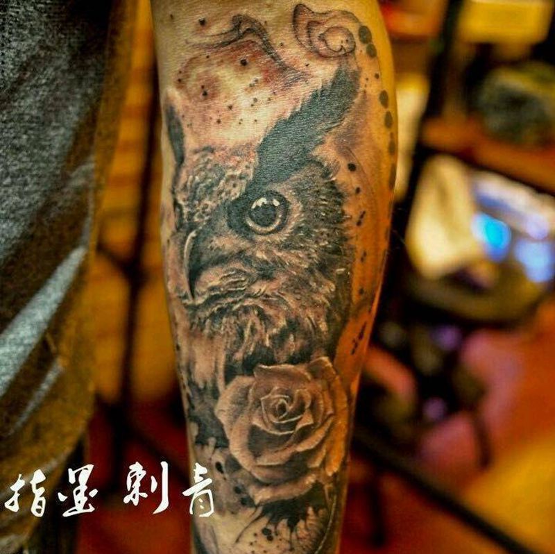 写实猫头鹰纹身图片_手臂欧美写实成品纹身图案