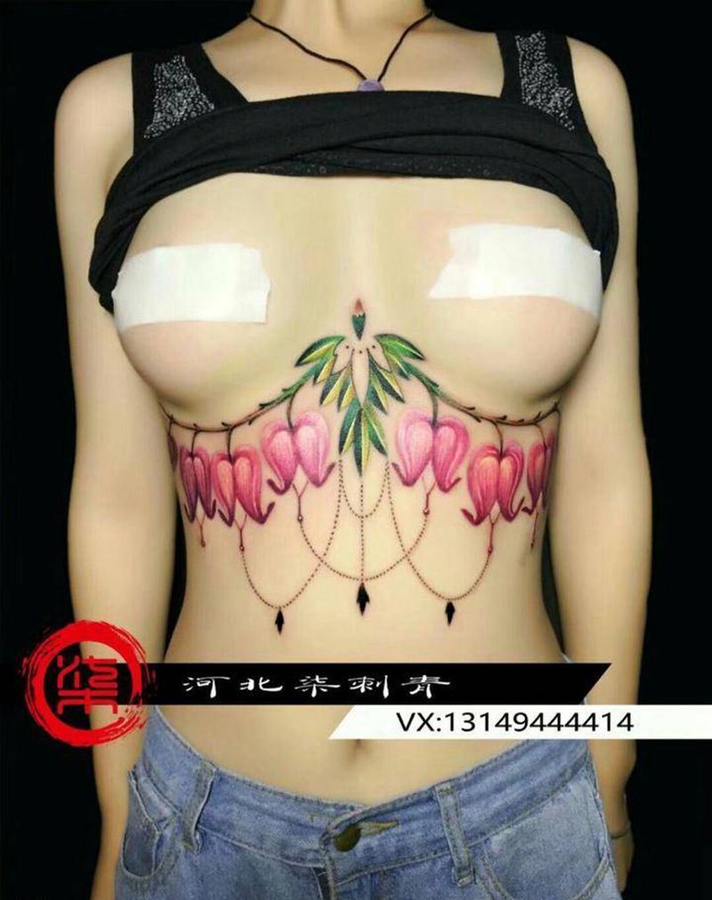 粉色花环纹身图片_成品胸部欧美传统习俗清新写实静物植物纹身图案