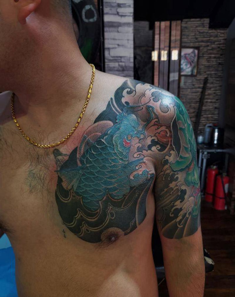 半甲遮盖纹身图片_胸部新传统纹身图案