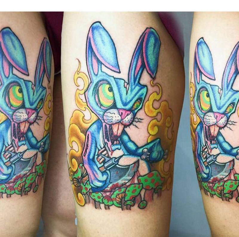 吃蘑菇的兔子纹身图片_成品腿部欧美动物原创植物卡通重彩school纹身图案