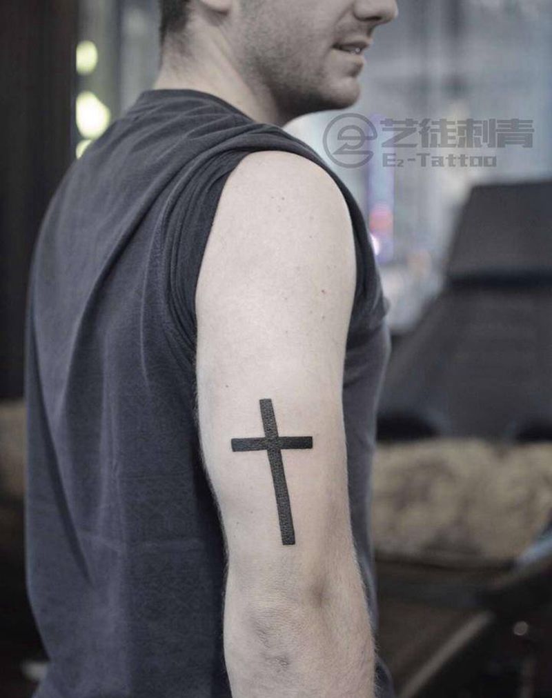 十字架纹身图片_手臂纹身图案