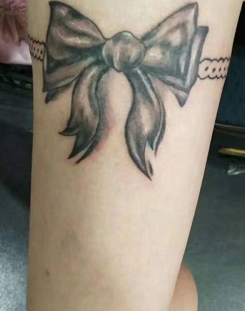 花结纹身图片_腿部欧美写实花纹身图案