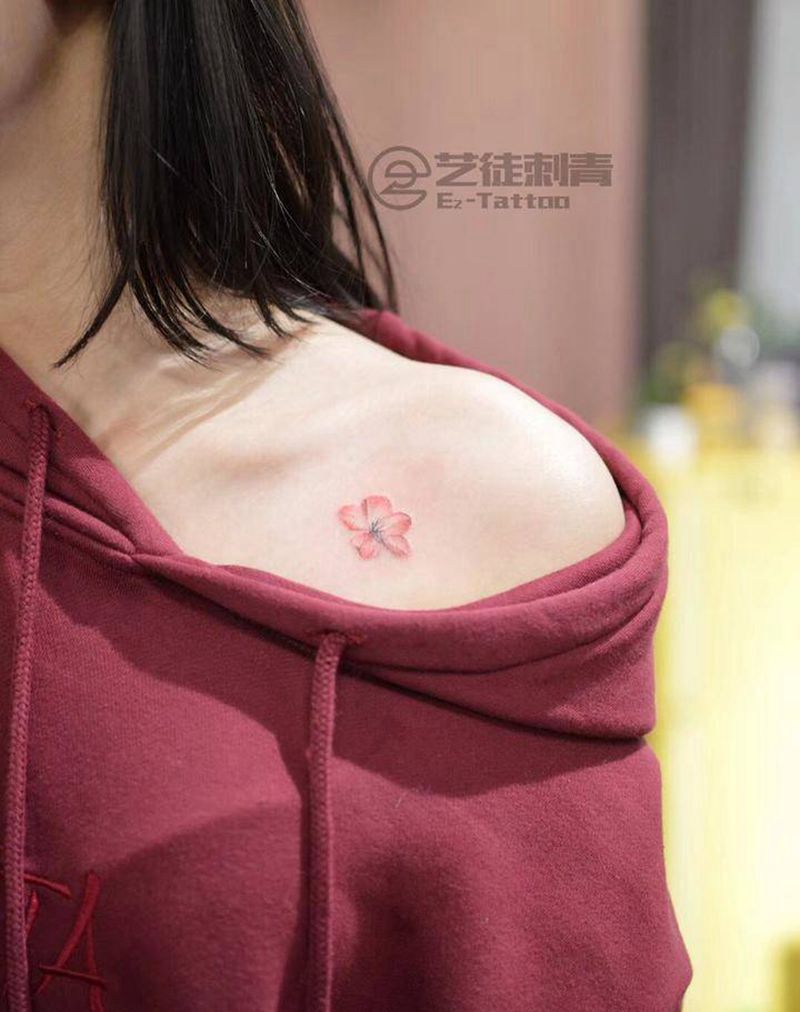 锁骨小花纹身图片