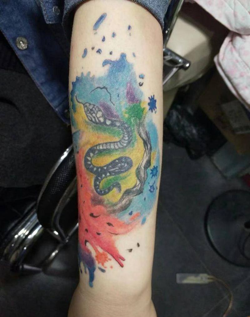蛇纹身图片_手臂水彩蛇纹身图案