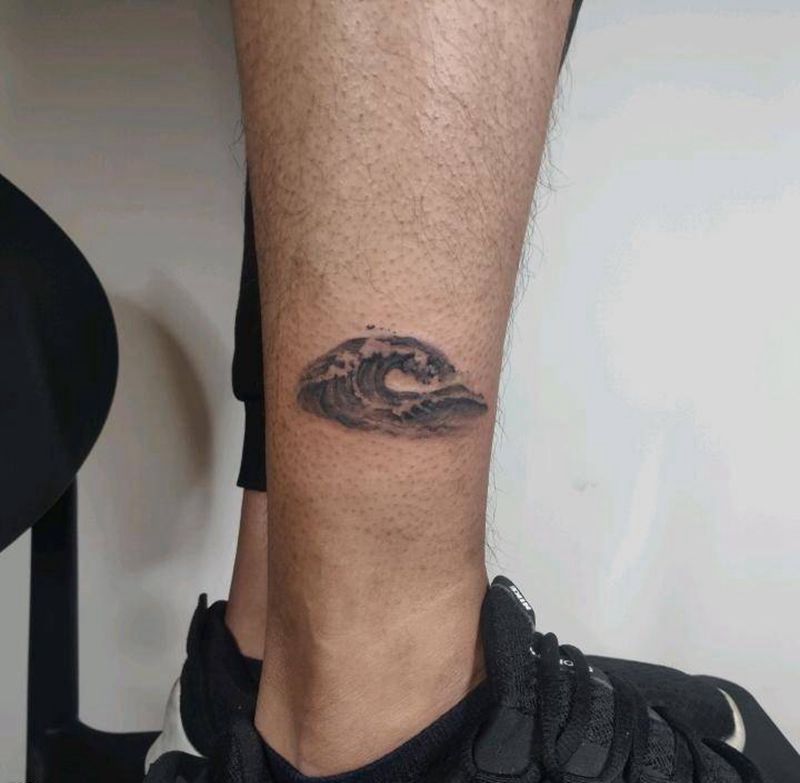 海浪纹身图片_腿部欧美写实浪海浪纹身图案