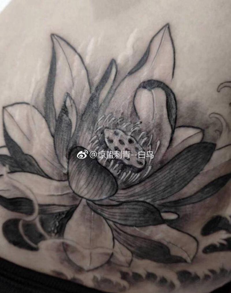 荷花水浪纹身图片_腰部新传统纹身图案