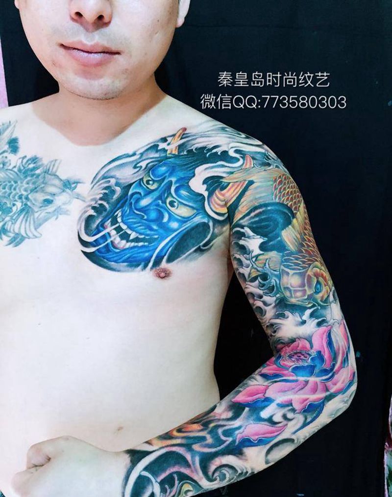 花臂胸甲纹身图片