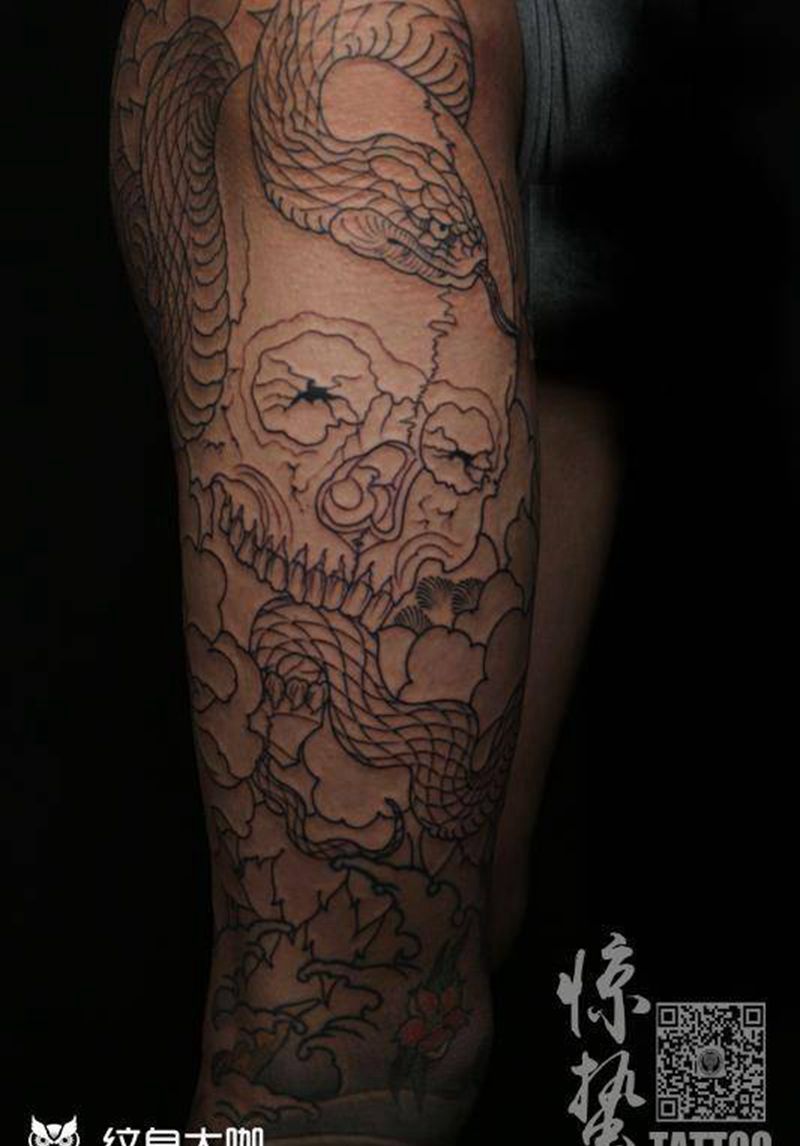骷髅与蛇纹身图片_成品腿部传统动物鬼神纹身图案
