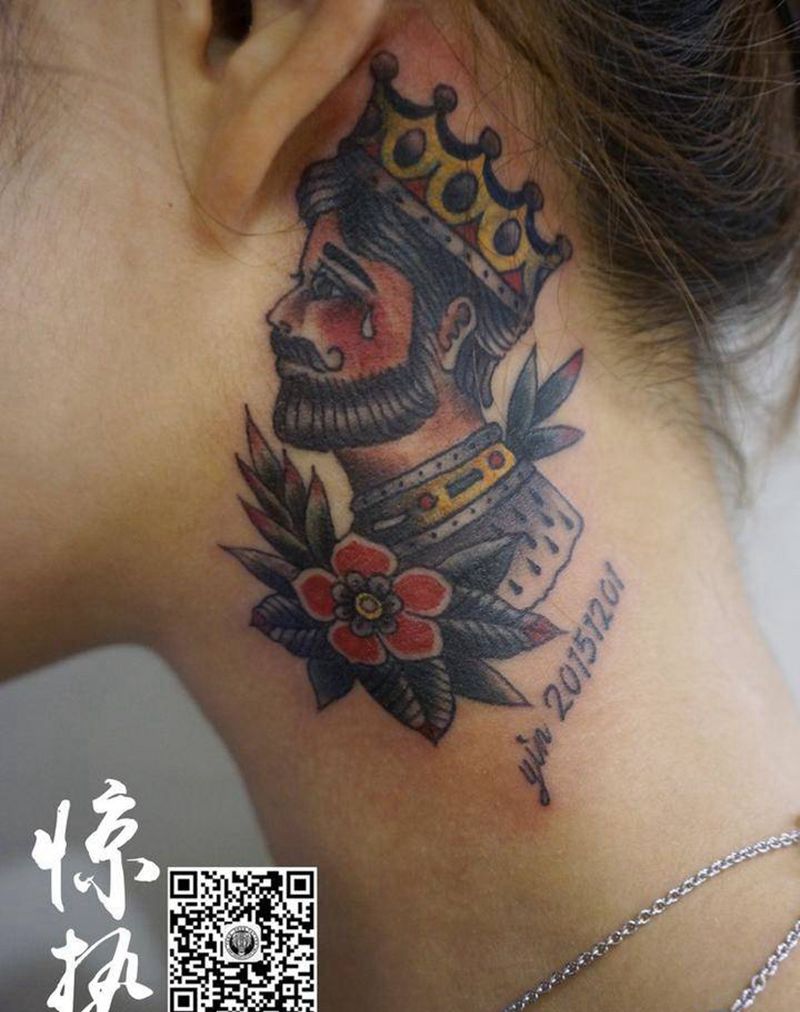 耳后国王纹身图片_成品颈部欧美人物惊蛰刺青纹身图案