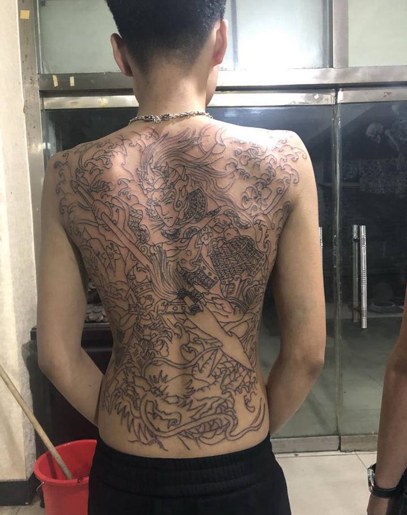 赵云线条纹身图片_背部纹身图案