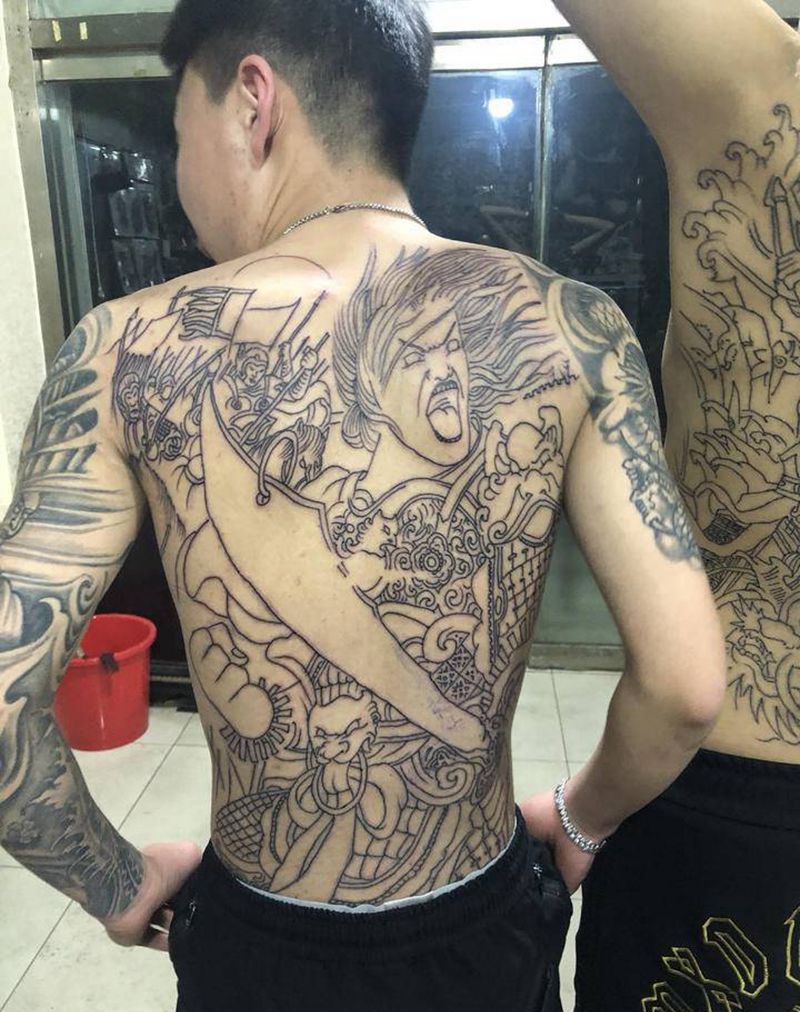 白起线条纹身图片_背部纹身图案