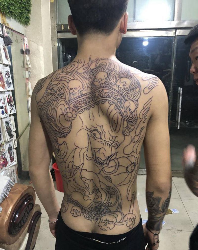 线条纹身图片_背部纹身图案