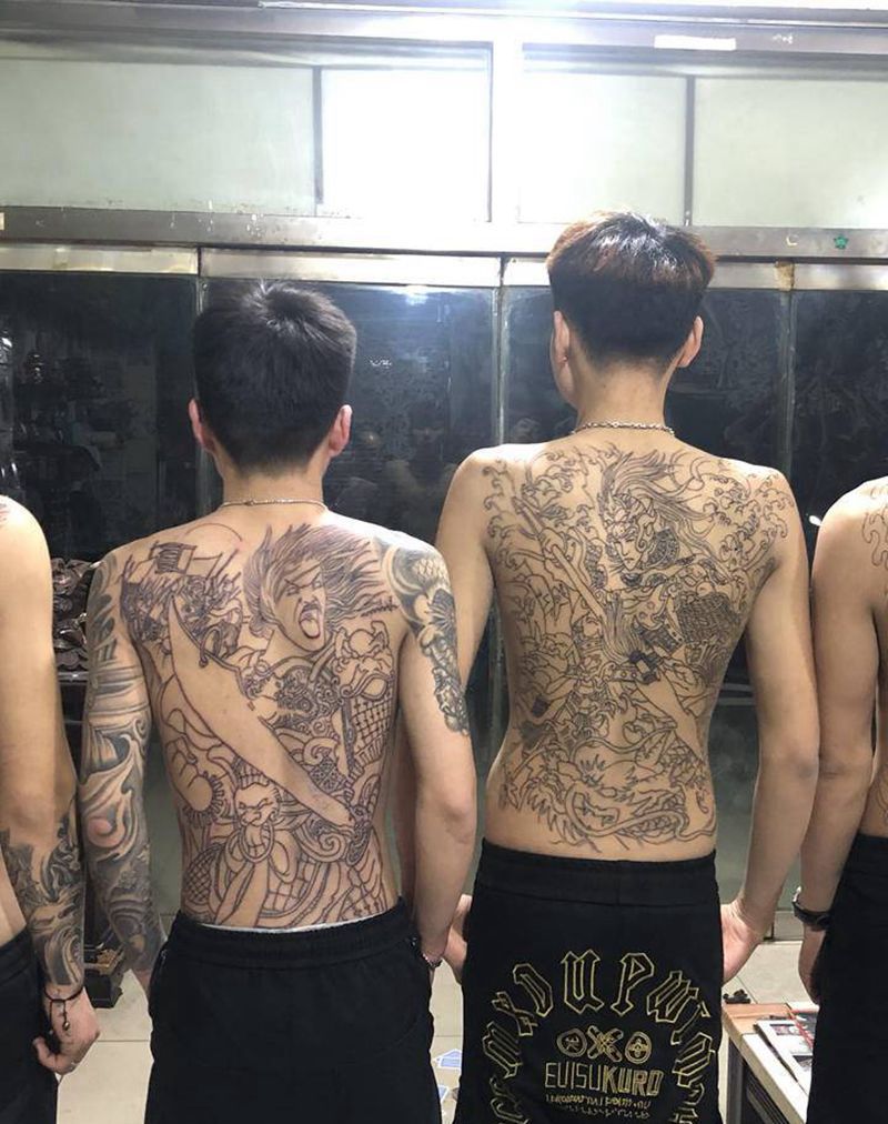 满背线条纹身图片_背部纹身图案