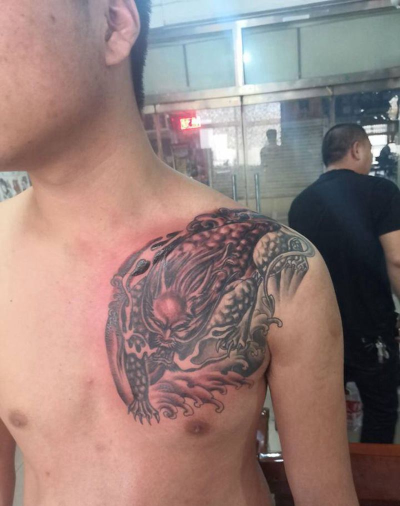 貔貅纹身图片_胸部纹身图案