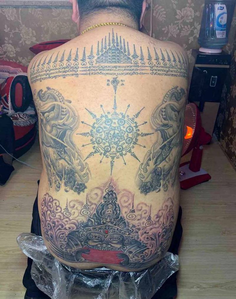 满背拼接纹身图片_肩部背部新传统欧美写实纹身图案